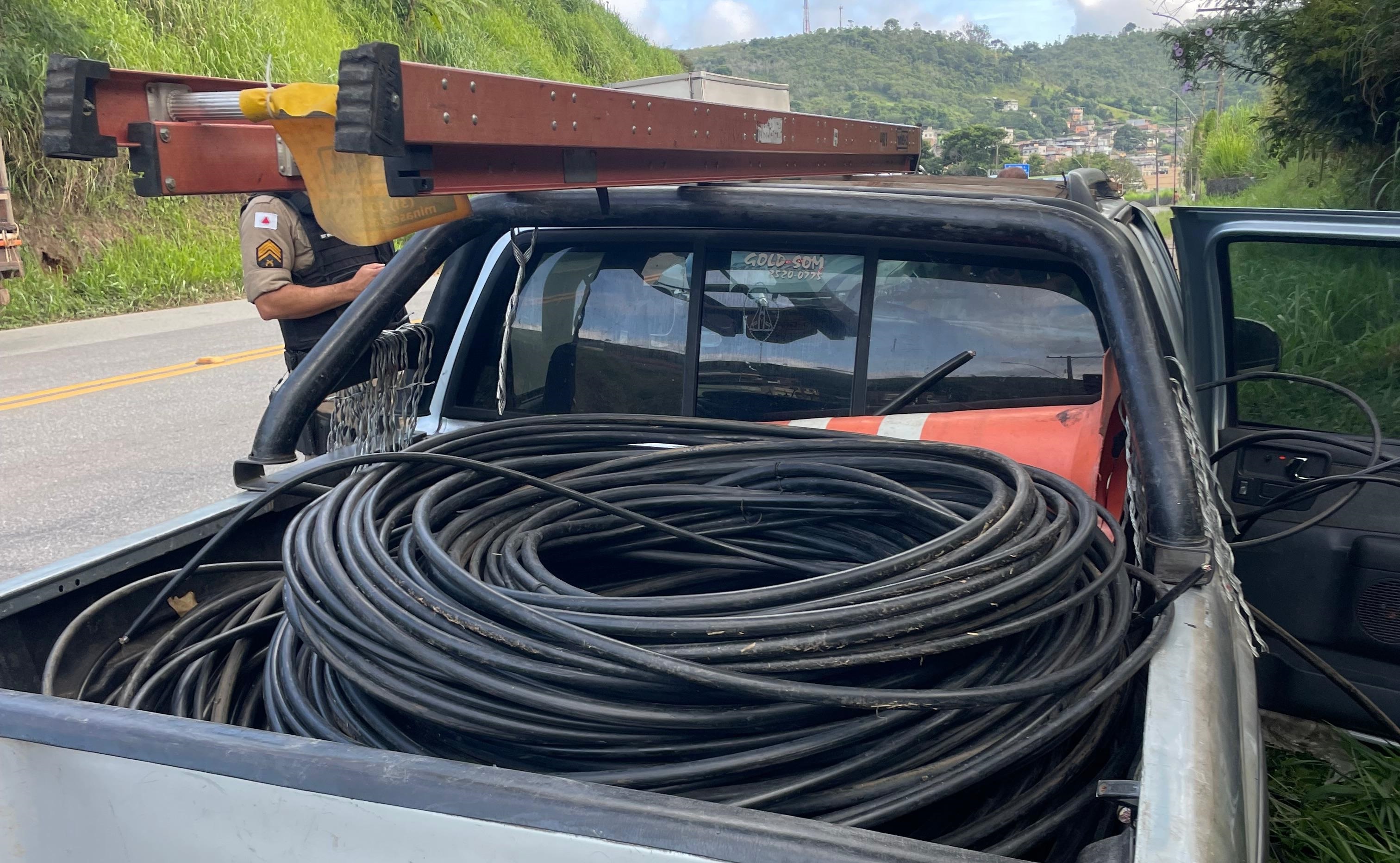 Dupla com uniforme falso é presa por furto de fios de cobre no Trevo Sul de Santos Dumont